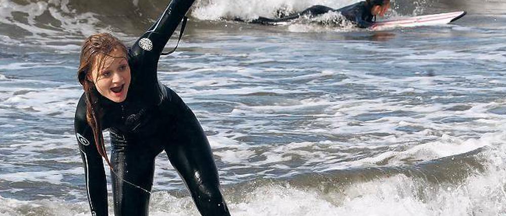 Schaut auf dieses Brett! Am Strand von Warnemünde haben Teilnehmer eines Surfkurses ihr Erfolgserlebnis.