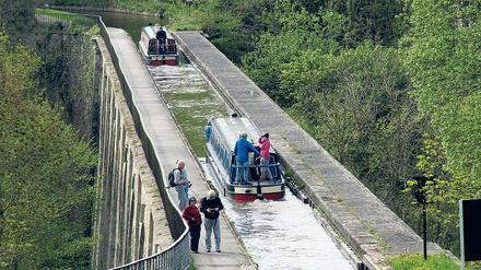 Schwindelerregend: Die Fahrt mit den schmalen Booten durch die Rinne des Pontcysyllte-Aquädukts ist im wahrsten Sinne der Höhepunkt einer Kanaltour in Wales.
