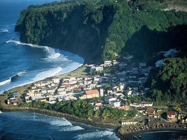 Grüne Seite. Die Gemeinde Grand’Rivière liegt im Nordosten von Martinique am Fuße des Vulkans Montagne Pelée.