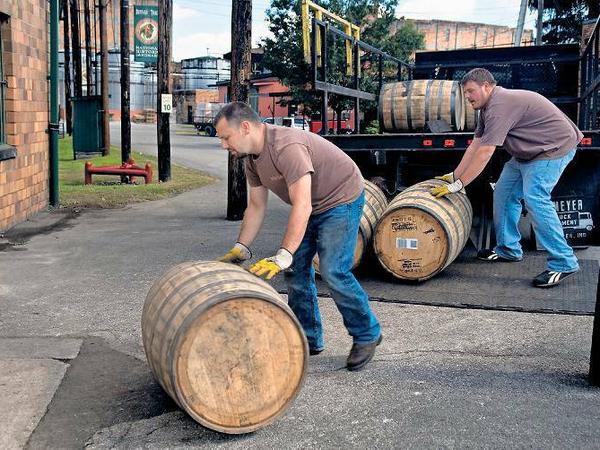 Warum gleich ein Fass aufmachen? In der weltberühmten Buffalo Trace Distillery in Frankfort wird der Bourbon erst mal eingelagert. 