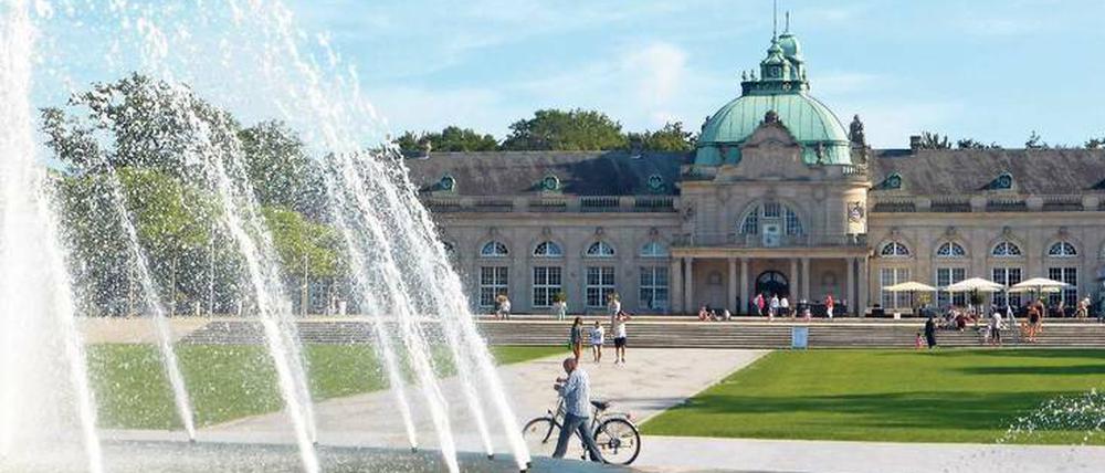 Ein Sprudeln und Sprühen, überall. Der Kurpark von Bad Oeynhausen verzückt seine Besucher. Im Hintergrund steht das neobarocke Kaiserpalais. 