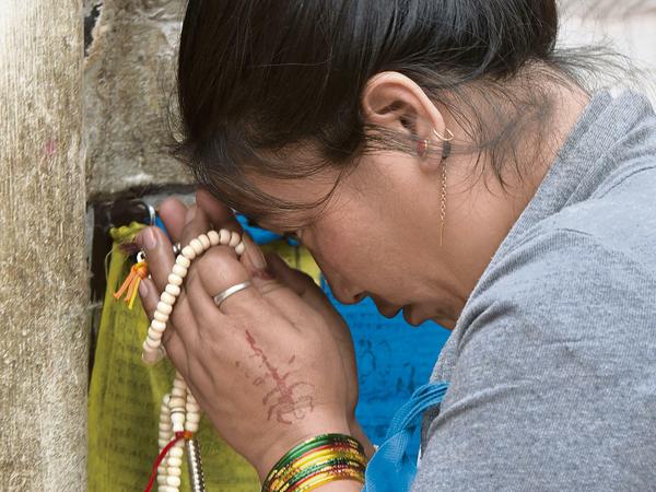 Frömmigkeit durchdringt den Alltag in Nepal. Diese Frau betet an der großen Stupa in Bodnath, einem Vorort von Kathmandu.