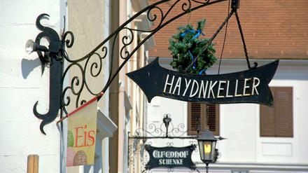 Burgenländische Gastlichkeit. Wie hier in Rust locken am Neusiedler See viele Restaurants mit Speis' und Trank. 