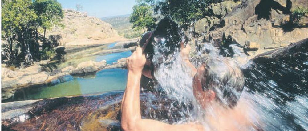 Erfrischende Wasserfälle und natürliche Badebecken bietet der Kakadu-Nationalpark, wie hier bei Gunlum Falls, die seit "Crocodile Dundee" ein Begriff sind .