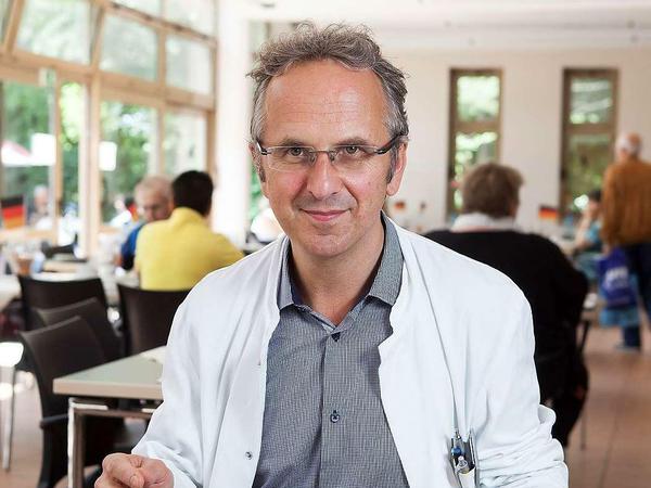 Chefarzt Andreas Michalsen in der Kantine des Immanuel-Krankenhauses.