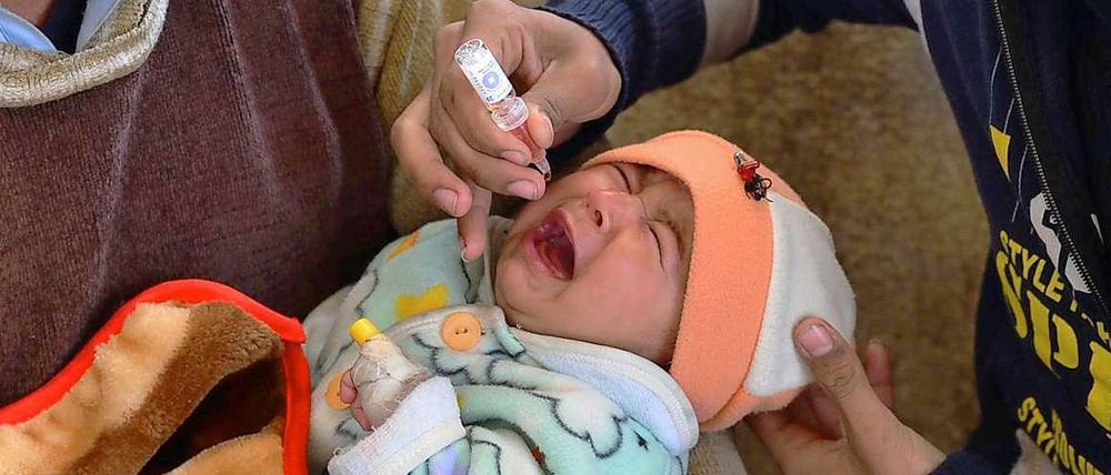 In Pakistan ist Kinderlähmung noch immer eine weitverbreitete Krankheit. Mit der Polio Impfung soll die Verbreitung gestoppt werden.
