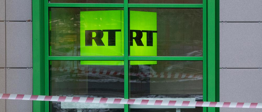 Das Logo des staatlichen russischen TV-Senders „Russia Today“ (RT) ist im Fenster eines Büros des Senders zu sehen. 