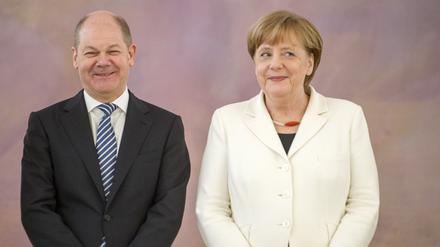 Sind sich ähnlicher, als man erwarten würde: Altkanzlerin Angela Merkel (CDU) und ihr Nachfolger Olaf Scholz (SPD). 