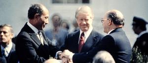US-Präsident Jimmy Carter (Mitte) gratuliert Anwar al-Sadat (l.) und Menachem Begin (r.) 1979 im Weißen Haus zum historischen Friedensvertrag. 