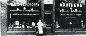 Glückliche Zeiten: Apotheker Ernst Isidor Levy mit seinen Kindern Werner und Ursula in Berlin-Moabit, 1927. 