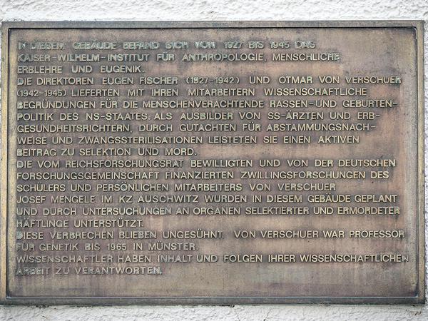 Eine Gedenktafel am Eingang des Gebäudes in der Ihnestraße 22 erinnert an die Gräueltaten während der NS-Zeit.