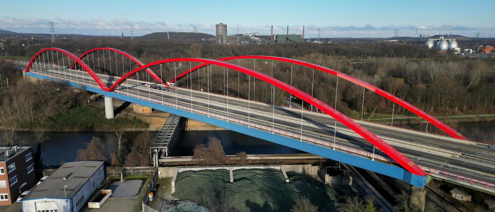 Marode Infrastruktur: Die A42 ist gesperrt, weil auf der Brücke über den Rhein-Herne-Kanal zwischen Essen und Bottrop schwere Schäden entdeckt wurden.