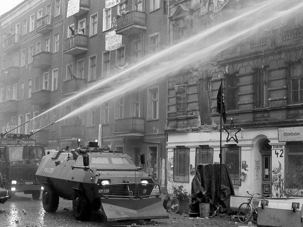1990 wurde die Mainzer Straße mit Wasserwerfern geräumt. 