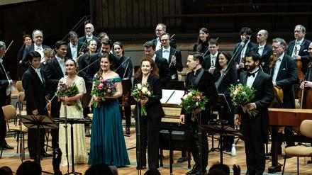 Die Sängerinnen und Sänger mit Dirigentin Emmanuelle Haïm (Mitte).