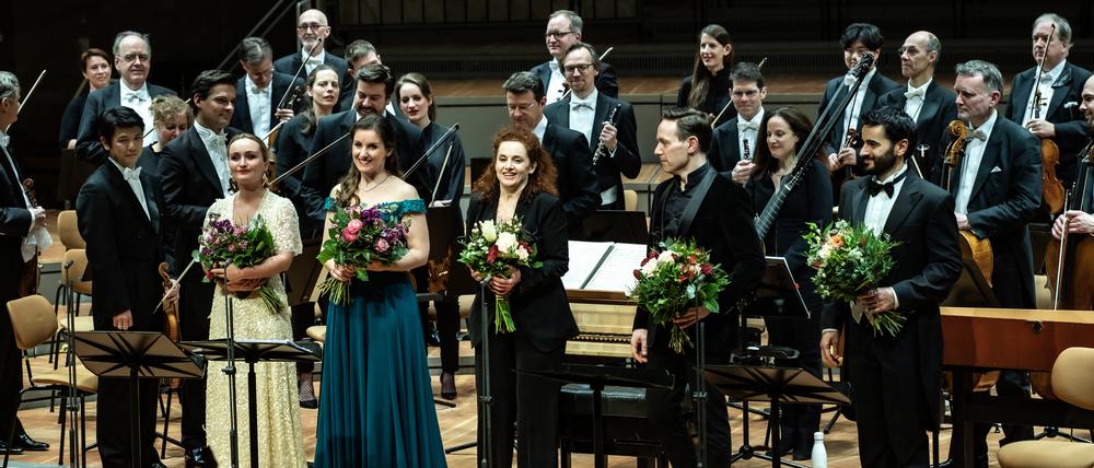 Die Sängerinnen und Sänger mit Dirigentin Emmanuelle Haïm (Mitte).