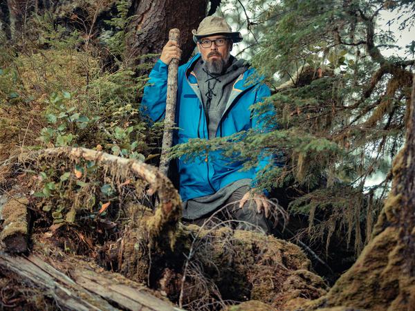 Als „Meister des Holzes“ dürfte Nordlicht Falk (hier im Wald stehend) in der neuen „Alone“-Staffel vermutlich viel selbst bauen.
