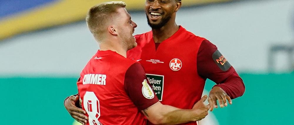 Kaiserslauterns Almamy Touré (r) jubelt nach seinem Tor zum 0:2 mit Teamkollege Jean Zimmer.