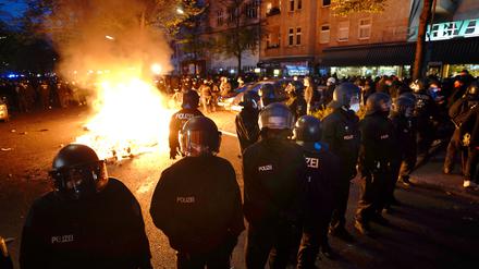 Polizisten stehen am Rande der Demonstration linker und linksradikaler Gruppen unter dem Motto «Demonstration zum revolutionären 1. Mai» im Jahr 2021 vor einem Feuer auf der Straße. (Archivbild)