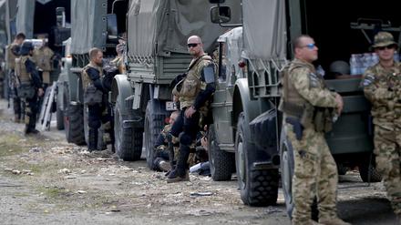 Kfor-Soldaten stehen bei Vojtesh im Kosovo an einer Straßensperre. 