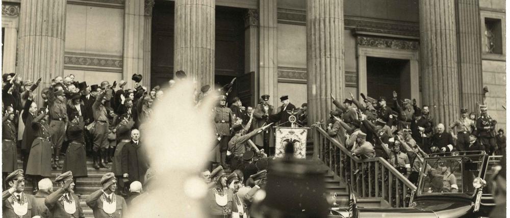 Tag von Potsdam, Hindenburg und Pfarrer Lahr auf der Treppe der Nikolaikirche, 21.3.1933, Foto: Franz Borowski © Potsdam Museum