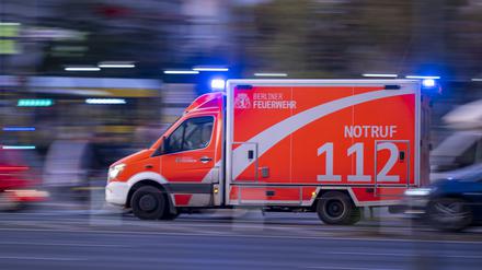 Ein Rettungswagen der Berliner Feuerwehr fährt mit Blaulicht zum Einsatz. (Symbolbild)