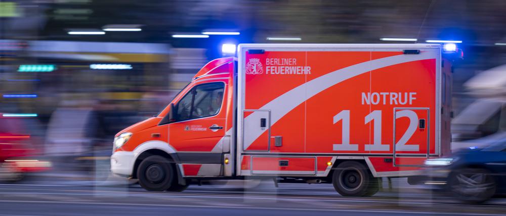 Ein Rettungswagen der Berliner Feuerwehr fährt mit Blaulicht zum Einsatz. (Symbolbild).