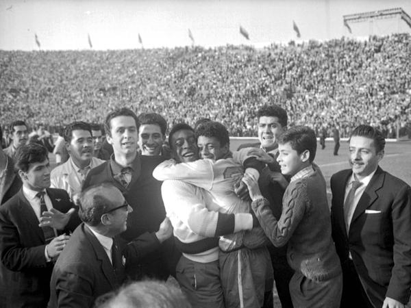 Am Finale der WM 1962 konnte Pelé verletzungsbedingt nicht teilnehmen. Nach dem 3:1 Sieg gegen die Tschechen umarmt er einen Teamkollegen. 