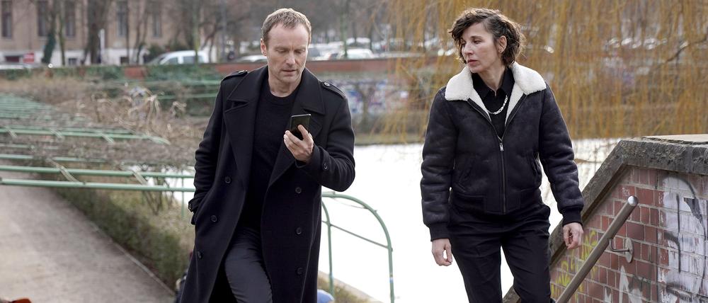 Mark Waschke und Meret Becker als Robert Karow und Nina Rubin im RBB-„Tatort: Die Kalten und die Toten“. 