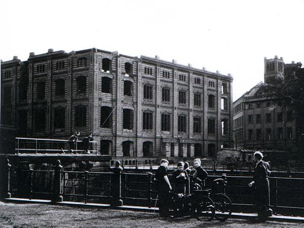 Schinkels Bauakademie 1959. Die Nord-Fassade von der Schlossfreiheit aus gesehen. Die Luftschutzvermauerung der Eingangsportale ist noch vorhanden.