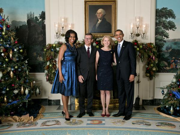 Das Verhältnis zwischen Politik und Medien war unter Obama entspannter. Das Präsidentenpaar lud Mitglieder des White House Press Corps zu Weihnachtsempfängen ein. Donald Trump hat die Tradition beendet, Joe Biden hat sie nicht wieder aufgenommen. 