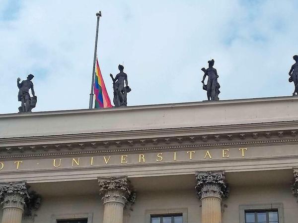 Die Humboldt-Universität zu Berlin hisste die Regenbogenfahne auf Halbmast. 