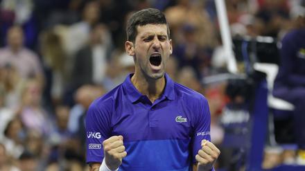 Novak Djokovic feiert bei den US Open 2021.
