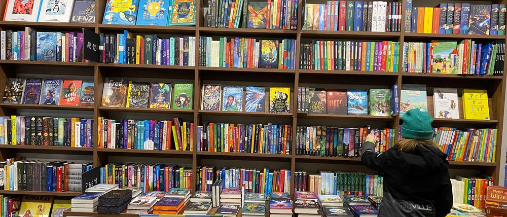 Die Traditionsbuchhandlung „Buchladen Bayerischer Platz“ in Schöneberg hat auch eine große Auswahl an Kinder- und Jugendbüchern. 