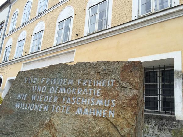 Seit 1989 steht ein Gedenkstein vor dem Geburtshaus von Adolf Hitler. 