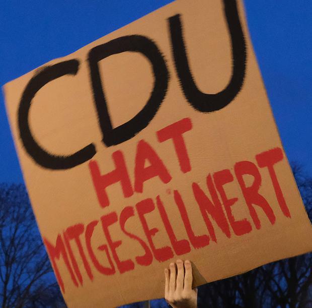 „CDU hat mitgesellnert“ - Ein Demo-Plakat in Darmstadt am 23. Januar 2024 thematisiert die Beteiligung von CDU-Mitgliedern am Treffen rechter Aktivisten in Potsdam.