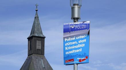 Wahlplakat der AfD und Dorfkirche im brandenburgischen Fresdorf.