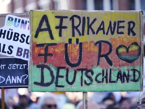 „Afrikaner für Deutschland“ steht auf einem Plakat in Hamburg am 28. Januar 2024.