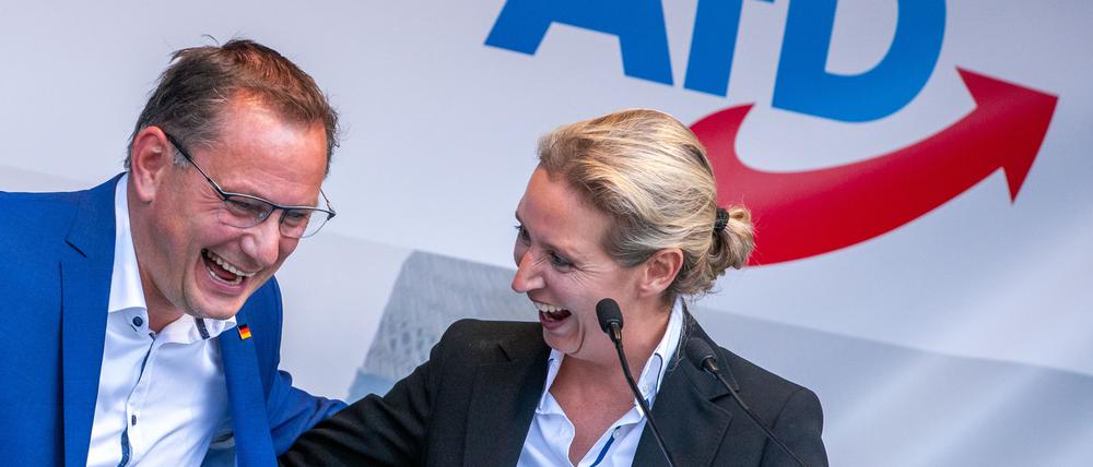 Die beiden Parteivorsitzenden der AfD, Alice Weidel und Tino Chrupalla, sind bester Laune. Denn die rechte Partei steht in der Gunst bei deutschen Wählern laut aktuellen Umfragen gerade weit oben.
