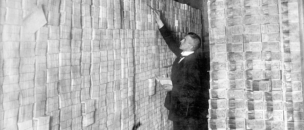 Auf dem Höhepunkt der Hyperinflation 1923 wussten selbst Banken kaum noch, wo sie die nicht versiegende Geldflut wohl lagern könnten.