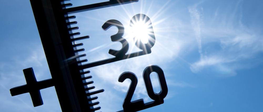 Ein Thermometer zeigt Temperaturen über 30 Grad an. In den vergangenen Tagen stiegen in Deutschland die Temperaturen in den Hitzebereich.
