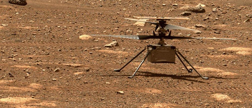 Das Foto zeigt den Hubschrauber «Ingenuty» am 7. April 2021 auf dem Mars. Nach drei Jahren erlitt das kleine Erkundungsfahrzeug nun einen Rotorenschaden.