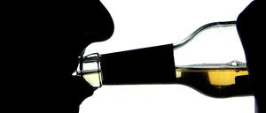 Die Silhouette eines Alkohol trinkenden Menschen. Einer Analyse der Krankenkasse Barmer zufolge nimmt die Zahl alkoholabhängiger Menschen leicht zu.