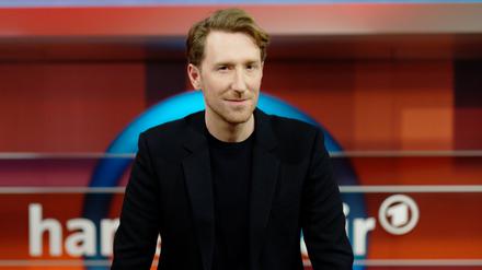 Louis Klamroth ist der neue Moderator der ARD-Polit-Sendung „Hart aber fair“ – hier zu sehen nach einer Sendung in Berlin im Januar.