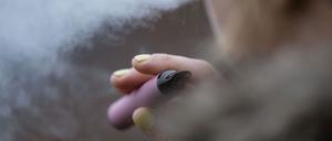 (Symbolbild) Eine E-Zigarette wird von einer Frau geraucht. Bei jungen Menschen sind insbesondere Einweg-E-Zigaretten beliebt.