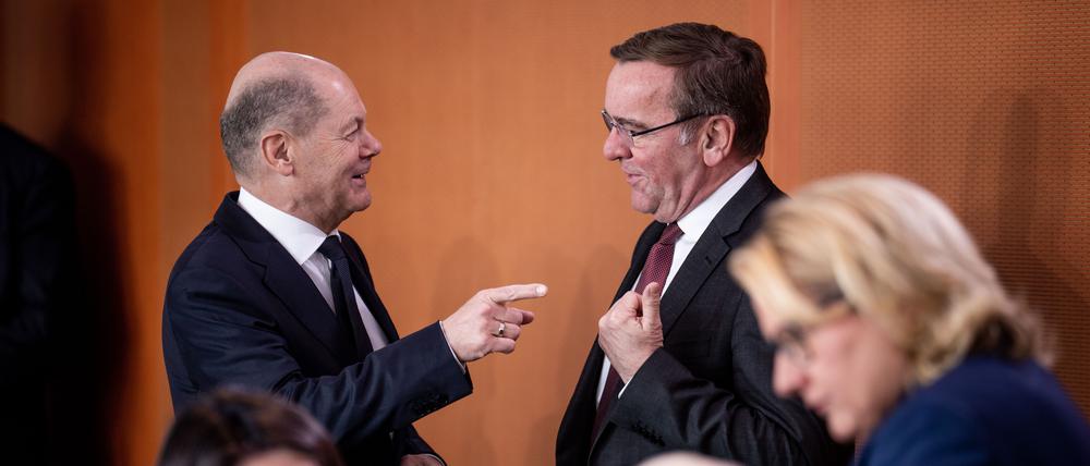 Bundeskanzler Olaf Scholz (SPD) spricht mit Boris Pistorius (SPD, r), Verteidigungsminister, vor Beginn der Kabinettssitzung im Bundeskanzleramt.