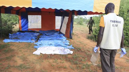 Leichensäcke, in denen sich Todesopfer eines christlichen Sektenkultes befinden, liegen während einer Exhumierung in einem Zelt in Kenia. 