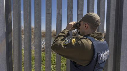 Ein Polizist, der zur Grenzschutzbehörde Frontex gehört, kontrolliert die Grenze von der Türkei zum EU-Staat Griechenland.