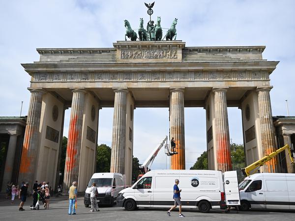 Die Reinigungsarbeiten am Brandenburger Tor dauern nach dem Farbanschlag der „Letzten Generation“ an.