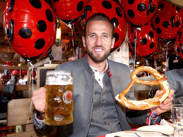 Harry Kane vom FC Bayern München feiert mit einer Maß Bier und einer Brezn seine Oktoberfest-Premiere.
