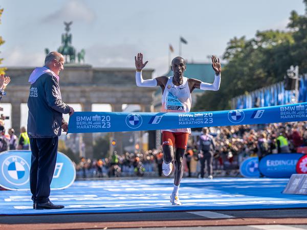 Kai Wegner hielt das Zielband, als Eliud Kipchoge aus Kenia beim diesjährigen Berlin Marathon nach 02:02:42 Stunden als Erster einläuft.